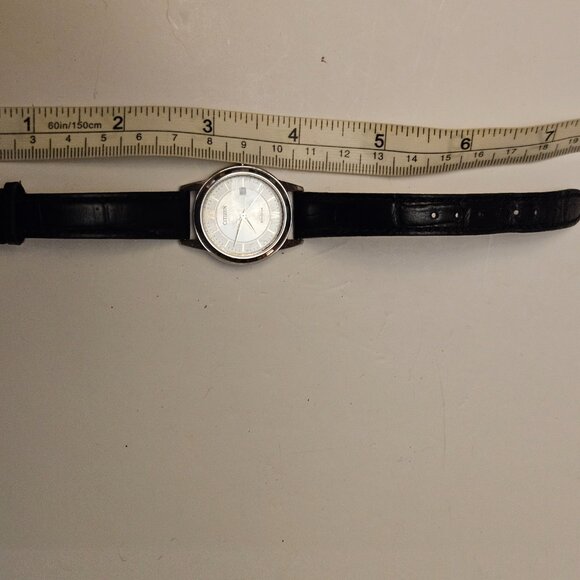 Beautiful Citizen Eco-Drive women's watch, which means it's powered by light - Picture 12 of 15